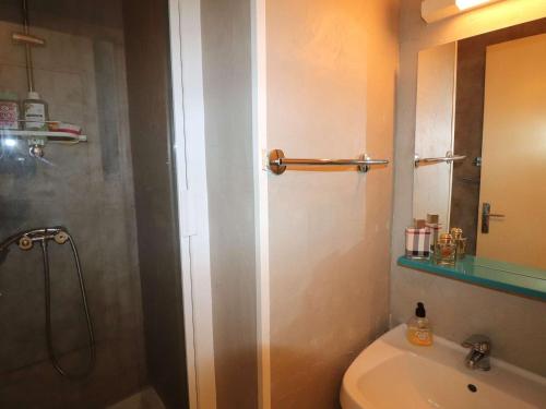 une salle de bain avec une douche, des toilettes et un lavabo dans l'établissement Duplex Cosy avec Terrasse, Clim et Parking à deux pas des Plages - FR-1-307-285, au Grau-du-Roi