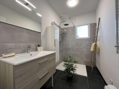 une salle de bain avec un lavabo et une douche dans l'établissement Appartement T3 moderne avec terrasse et vue mer - Le Lavandou - FR-1-308-208, au Lavandou