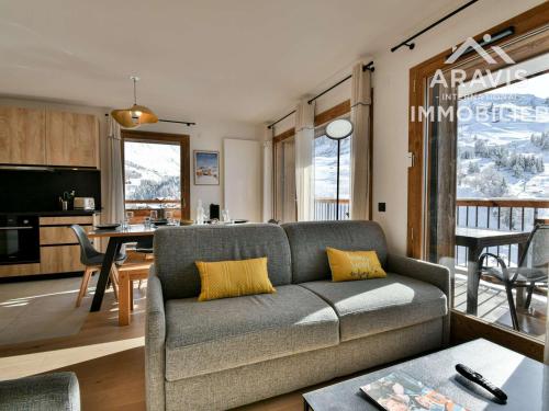 un salon avec un canapé et une cuisine dans l'établissement Appartement moderne 6 pers., confortable avec balcon - Le Grand-Bornand - FR-1-391-210, au Grand-Bornand
