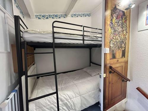 quelques lits superposés dans une chambre dans l'établissement Villa T2 cabine climatisée avec parking, proche mer - FR-1-249-433, au Cap d'Agde