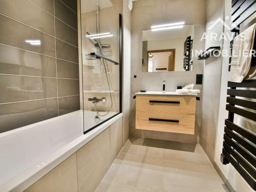 une salle de bain avec douche et lavabo dans l'établissement Appartement moderne 6 pers., confortable avec balcon - Le Grand-Bornand - FR-1-391-210, au Grand-Bornand