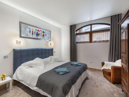 une chambre avec un grand lit et une fenêtre dans l'établissement Loft Émeraude: 7 pers, spa, piscine, parking - FR-1-809-12, à Hauteluce