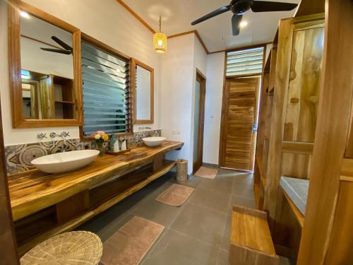 Un baño de Murex Dive Resort