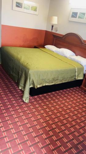 Cama o camas de una habitación en Executive Inn Robstown