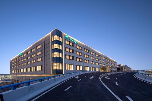 上海市にあるHoliday Inn Shanghai Pudong Airport, an IHG Hotelの高速道路横道路上の建物