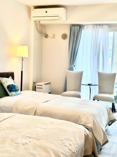 Postel nebo postele na pokoji v ubytování Heart of Otaru, Mountain and Otaru city view