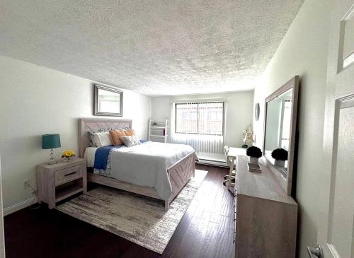 une chambre avec un lit, une commode et un miroir dans l'établissement NEW - Mins to Hospitals - Manchester - Derry - Nashua - Concord - Queen Bed, à Manchester