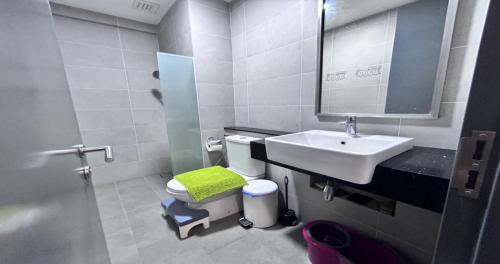 ein Badezimmer mit Waschbecken, Toilette und Spiegel in der Unterkunft 218 Macalister Food Paradise By Smart Space Home in George Town