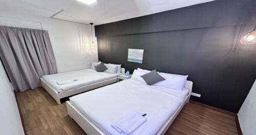 Zimmer mit 2 Betten und einer schwarzen Wand in der Unterkunft 218 Macalister Food Paradise By Smart Space Home in George Town