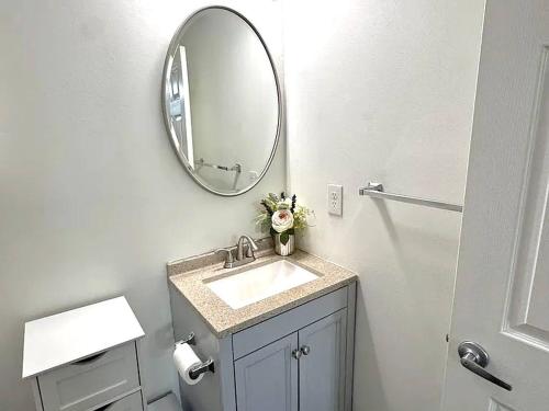 une salle de bain avec un lavabo et un miroir dans l'établissement NEW - Mins to Hospitals - Manchester - Derry - Nashua - Concord - Queen Bed, à Manchester