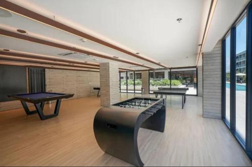 une grande chambre avec 2 tables de ping-pong. dans l'établissement Apartamento de Luxo no Resort GAV, Muro Alto, Porto de Galinhas, à Ipojuca
