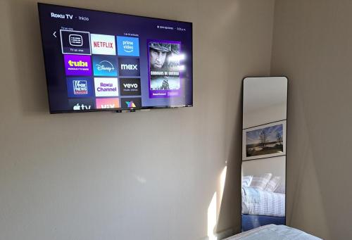 TV a/nebo společenská místnost v ubytování Casa Paseo cerca Bernardo Quintana