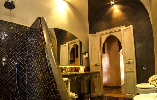 La salle de bains est pourvue d'une douche, de toilettes et d'un lavabo. dans l'établissement Palais El Miria & SPA, à Dar Caïd Layadi