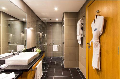 Ett badrum på Hala Arjaan by Rotana, Deluxe Hotel Apartments