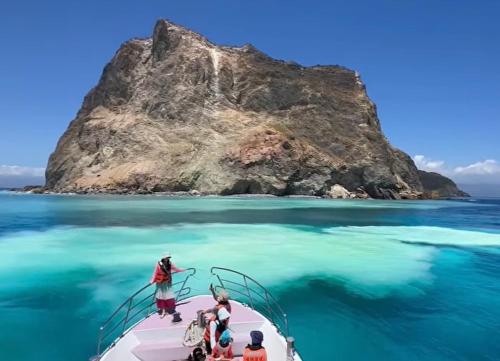 Un groupe de personnes sur un bateau dans l'océan dans l'établissement Sea Fun Homestay, à Toucheng