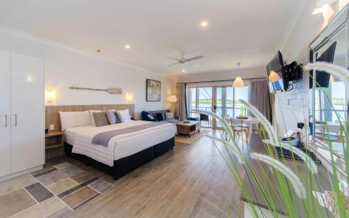 Ένα ή περισσότερα κρεβάτια σε δωμάτιο στο Moby Dick Waterfront Resort Motel