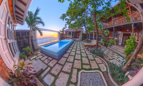 ポチョミにあるOcean Front Private Casita w Pool and AC - Sleeps 4の裏庭(スイミングプール、家あり)