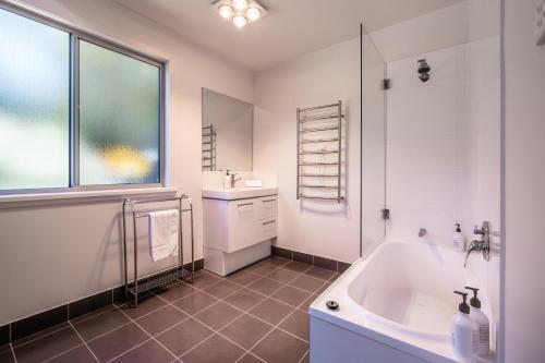 Koupelna v ubytování Freycinet Haven- 4-bedroom house at the edge of the National Park & great views of the Hazards!