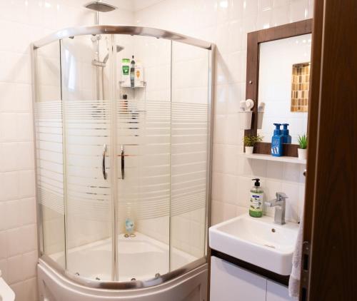 een badkamer met douche en wastafel bij Villa Moon - Tranquil 3BR Villa with Private Pool in Koycegiz