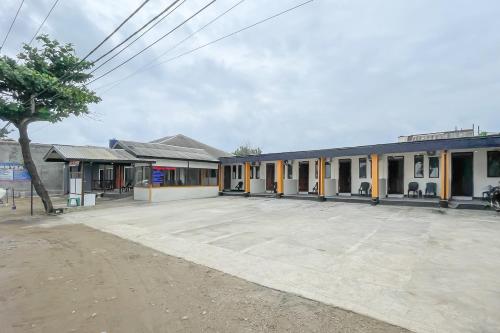an empty parking lot in front of a building at RedDoorz at Pantai Sayangheulang Garut 2 in Cilauteureun