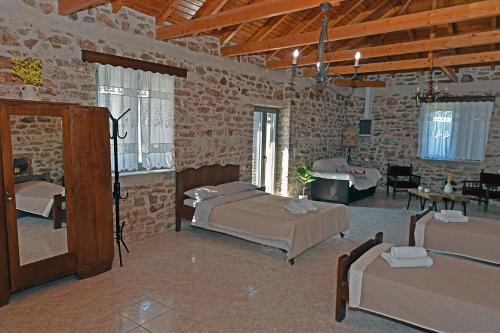 Postel nebo postele na pokoji v ubytování Gamvrias chalet