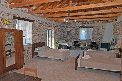 Postel nebo postele na pokoji v ubytování Gamvrias chalet