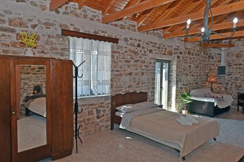 Postel nebo postele na pokoji v ubytování Gamvrias chalet