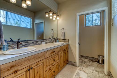 Koupelna v ubytování Bright, Modern Retreat in Eagle Crest Resort