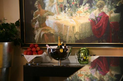 a table with a painting and a bowl of fruit at Hotel Favor in Düsseldorf
