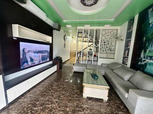 Ớt Hostel - 128 Cái Bèo, TT Cát Bàにあるテレビまたはエンターテインメントセンター