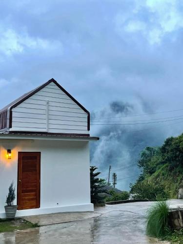 a white house with a sky in the background at ViewNaaBaan At Phamee in Ban Pha Mi