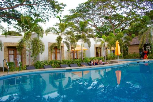 Der Swimmingpool an oder in der Nähe von Acacia Tree Garden Hotel
