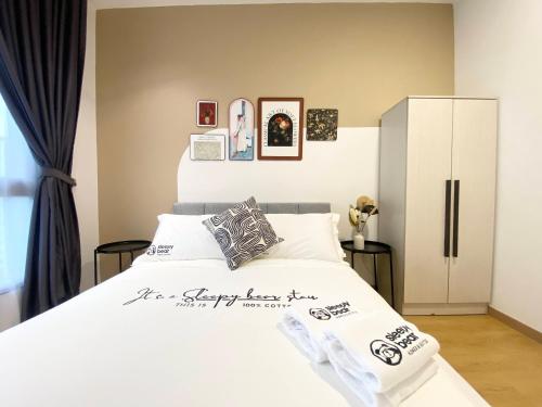 MayaBay Residence SplashMania Gamuda Cove Homestay by Sleepy Bearにあるベッド
