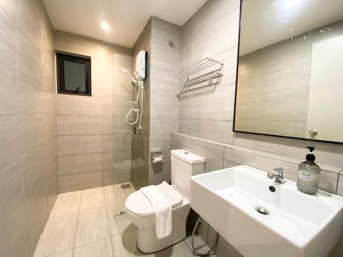 MayaBay Residence SplashMania Gamuda Cove Homestay by Sleepy Bearにあるバスルーム