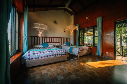 Una cama o camas en una habitación de Hotel Parkside & Swimming Pool-Between Greenery and Azure ,Your Perfect Retreat