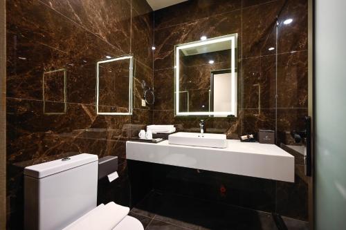 Bilik mandi di The Moon 2 Hotel