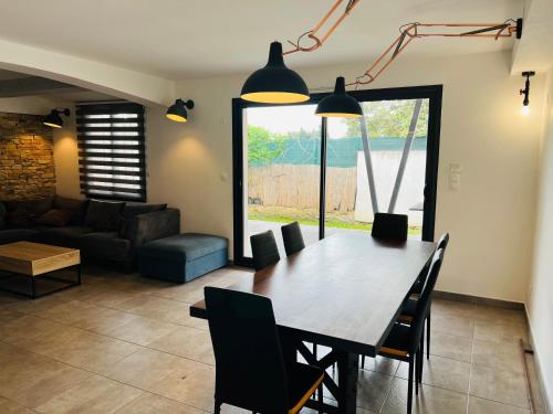 un salon avec une table et un canapé dans l'établissement Maison 3 chambres proche de la mer, à La Ciotat