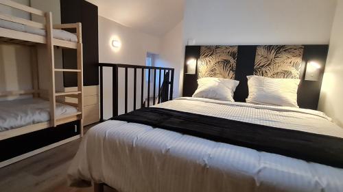 une chambre avec un lit noir et blanc et des lits superposés dans l'établissement Maison de ville Proche Disneyland Paris, à Montry