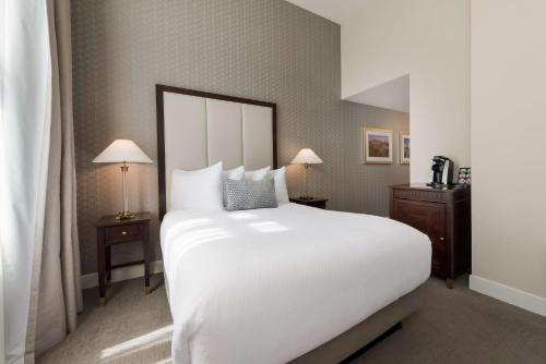 Ein Bett oder Betten in einem Zimmer der Unterkunft Independence Park Hotel, BW Premier Collection