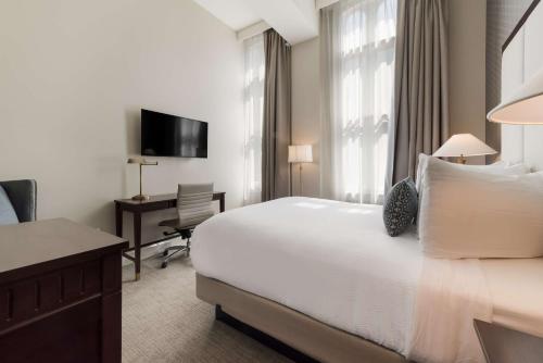 Ein Bett oder Betten in einem Zimmer der Unterkunft Independence Park Hotel, BW Premier Collection