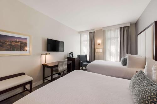 Ein Bett oder Betten in einem Zimmer der Unterkunft Independence Park Hotel, BW Premier Collection
