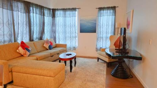 ein Wohnzimmer mit Sofa und Tisch in der Unterkunft Art District Downtown Spacious Homes in Los Angeles