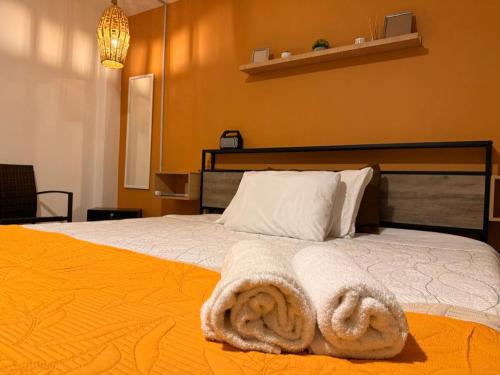 a bedroom with a bed with a towel on it at Loft perfecto para foro sol aeropuerto GNP in Mexico City