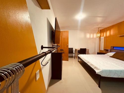 a bedroom with a bed and a dining room at Loft perfecto para foro sol aeropuerto GNP in Mexico City