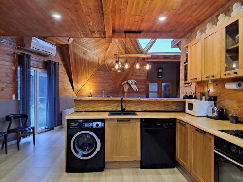 Cucina o angolo cottura di HOLIDAY VILLA''Dome Retreat'', Burgas area