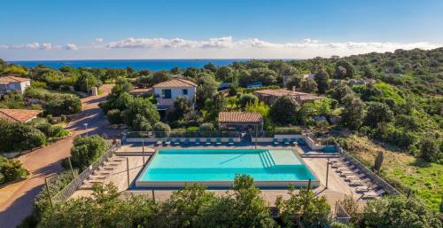 une vue aérienne d'une villa avec piscine dans l'établissement Résidence Santa Giulia Park, à Porto-Vecchio