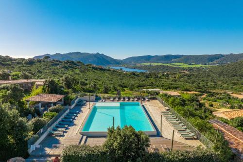 - une vue aérienne sur la piscine dans une villa dans l'établissement Résidence Santa Giulia Park, à Porto-Vecchio