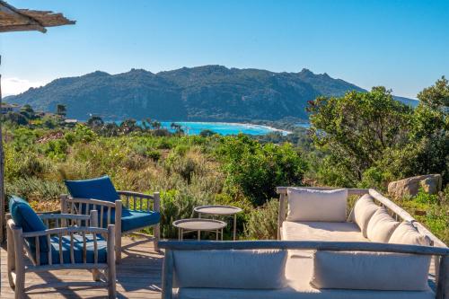 un patio avec des chaises, un canapé et une table dans l'établissement Résidence Santa Giulia Park, à Porto-Vecchio