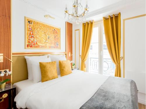 - une chambre avec un grand lit blanc et des rideaux jaunes dans l'établissement Merveil - Luxury Suite - Louvre - Aboukir VII, à Paris
