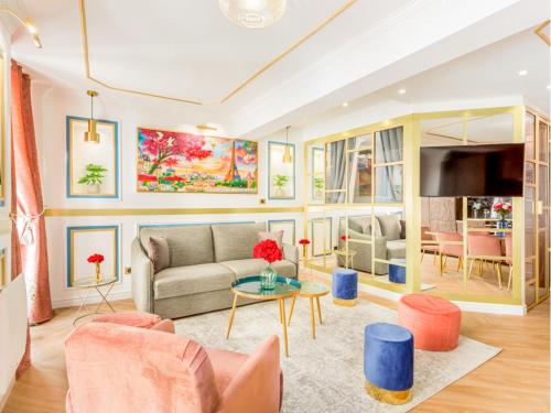 un salon avec un canapé et une table dans l'établissement Merveil - Luxury Suite - Louvre - Aboukir VII, à Paris